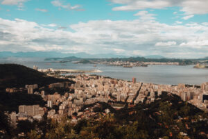Vista aérea da Baía de Guanabara no Rio de Janeiro, melhor administradora de condomínio