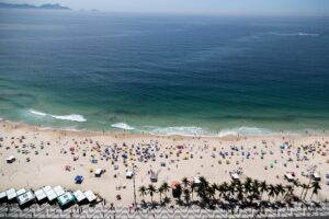 Copacabana lotada, locação temporada Rio de Janeiro